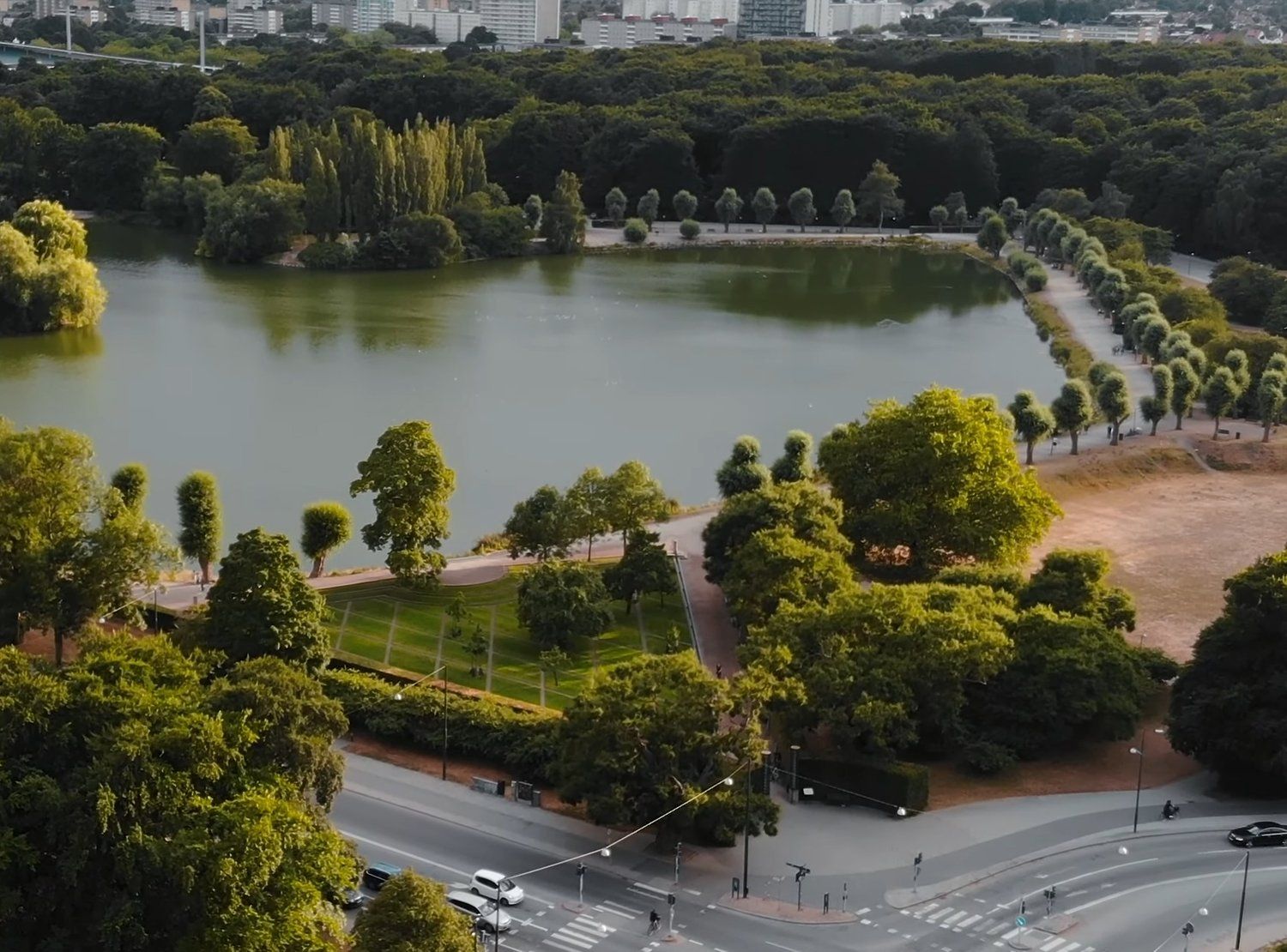 Stillbild från cinematisk drönarvideo över Malmö, Keep It Visual