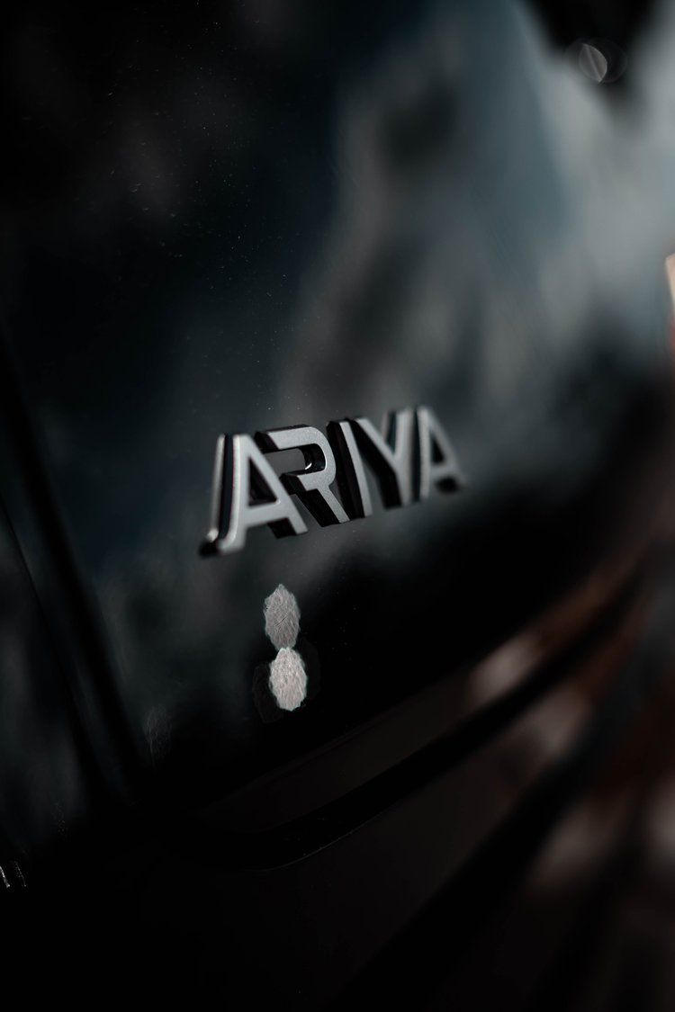 Detaljfoto av Nissan Ariya emblem, Keep It Visual