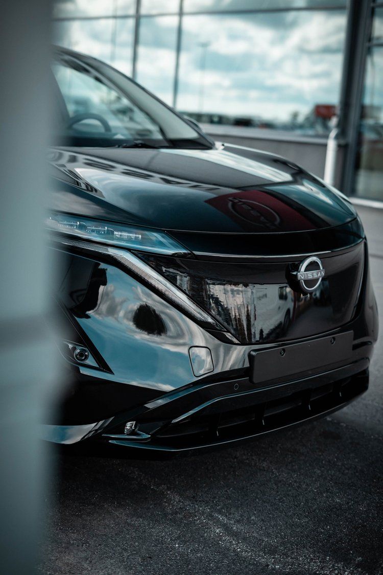 Produktfoto av svart Nissan Ariya elbil, Keep It Visual